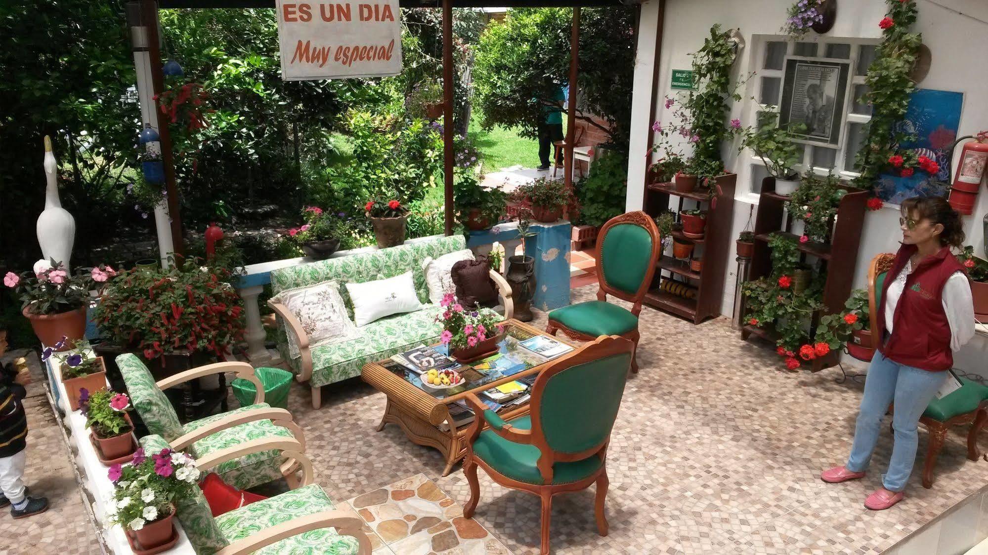 Hostal El Parque Tababela Eksteriør billede